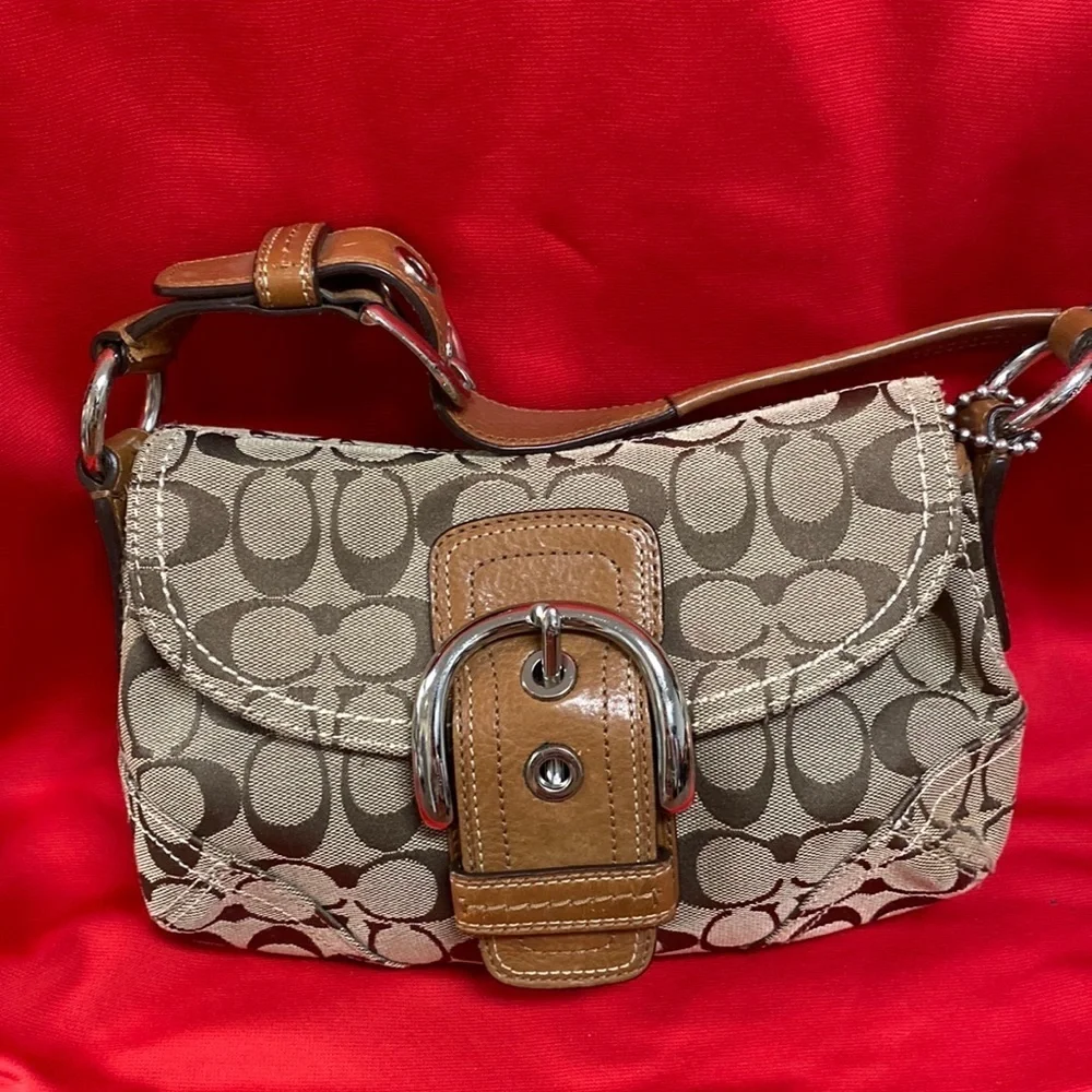 Coach
Signature Flap Handbag